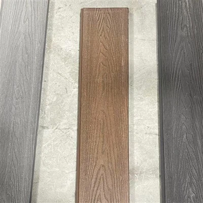 Jakie są różnice estetyczne między gładkim i teksturowanym ogrodzeniem winylowym?